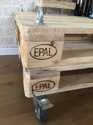 Schönes Basismodell Palettenholz-Industrietisch auf 4 Rollen mit Bremse